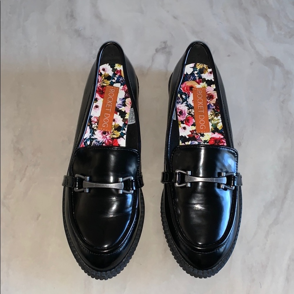 Patent leather-like Loafers w/buckle